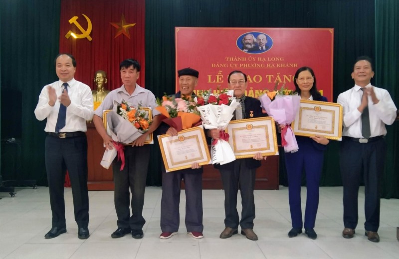 Phường Hà Khánh: Tổ chức trao tặng Huy hiệu Đảng đợt ngày 7/11/2022
