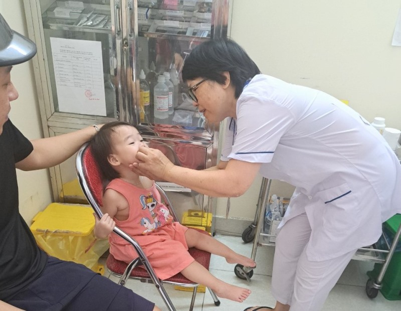 Trên 300 trẻ trên địa bàn phường Hà Khánh được uống bổ sung vitamin A