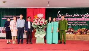 Lãnh đạo phường Hà Khánh thăm, tặng quà nhân ngày 20-11