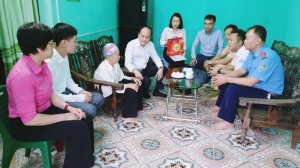 Lãnh đạo Ban an toàn giao thông tỉnh Quảng Ninh thăm tặng quà nạn nhân tai nạn giao thông trên địa bàn phường Hà Khánh.