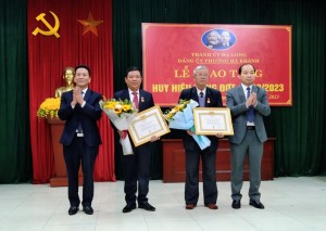 Phường Hà Khánh: Trao tặng Huy hiệu Đảng đợt 3/2/2023 và trao giấy khen cho đảng viên hoàn thành xuất sắc nhiệm vụ 5 năm (2018 -2022)