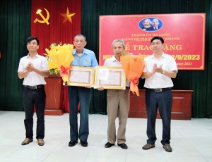 Phường Hà Khánh: trao, truy tặng Huy hiệu Đảng đợt 2/9/2023 cho các đảng viên thuộc Đảng bộ phường