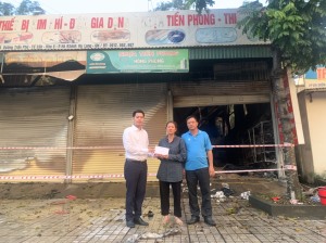 Phường Hà Khánh thăm tặng quà cho gia đình bị thiệt hại do hỏa hoạn