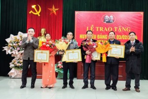 Phường Hà Khánh: Trao tặng Huy hiệu Đảng đợt 3/2/2024 