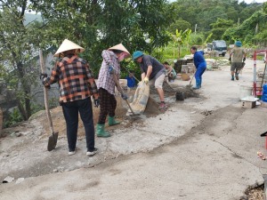 Chi hội nông dân khu phố 4 phường Hà Khánh, hỗ trợ khắc phục hậu quả đường bị sụt lún do mưa lũ